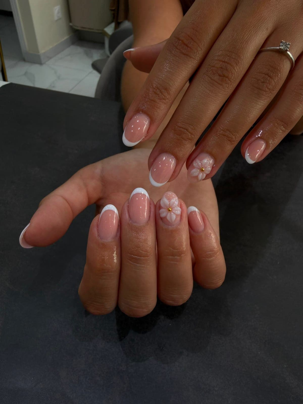 Nail art floral réalisé chez Do Beauty