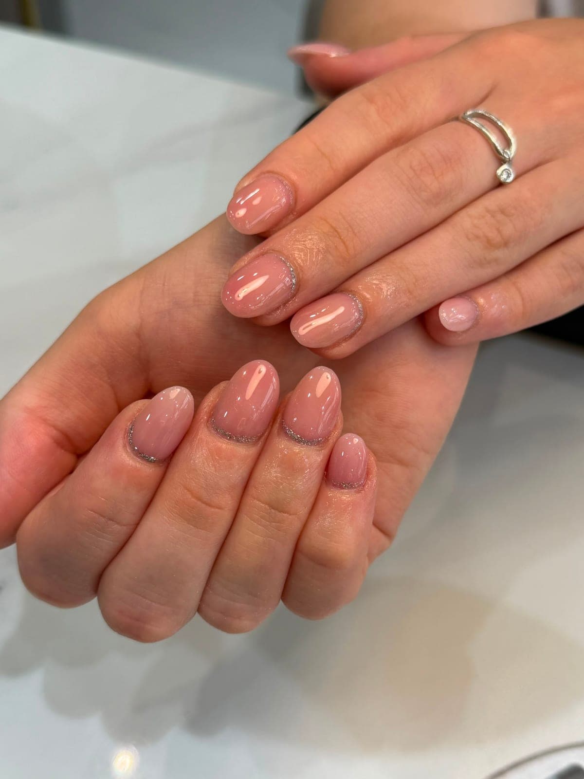 Manucure nude nacrée aux finitions soignées
